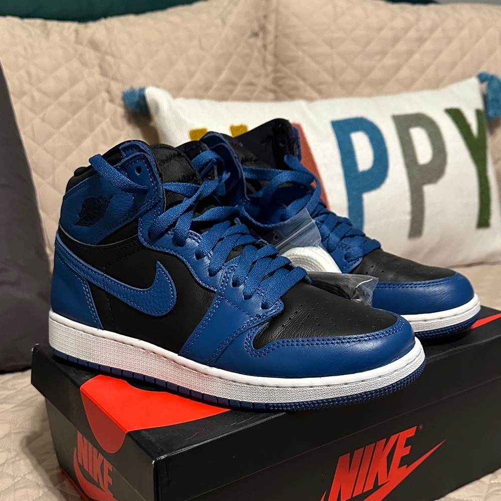 Nike Air Jordan 1 Black/Blue Size 8 women/6 1/2 Boys 🥰🥰